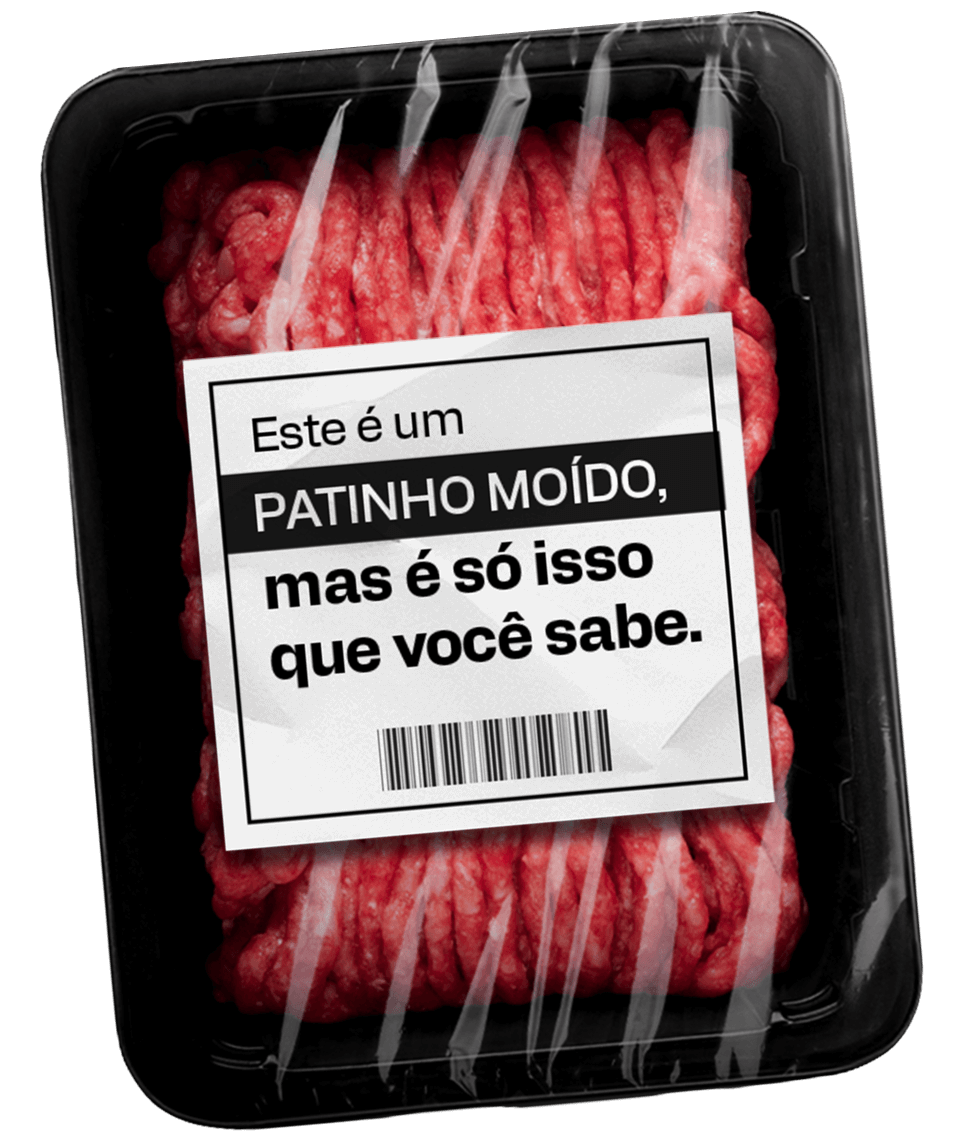 Bandeja de patinho moído embalado com plástico, com uma etiqueta que diz: 'Este é um PATINHO MOÍDO, mas é só isso que você sabe.'